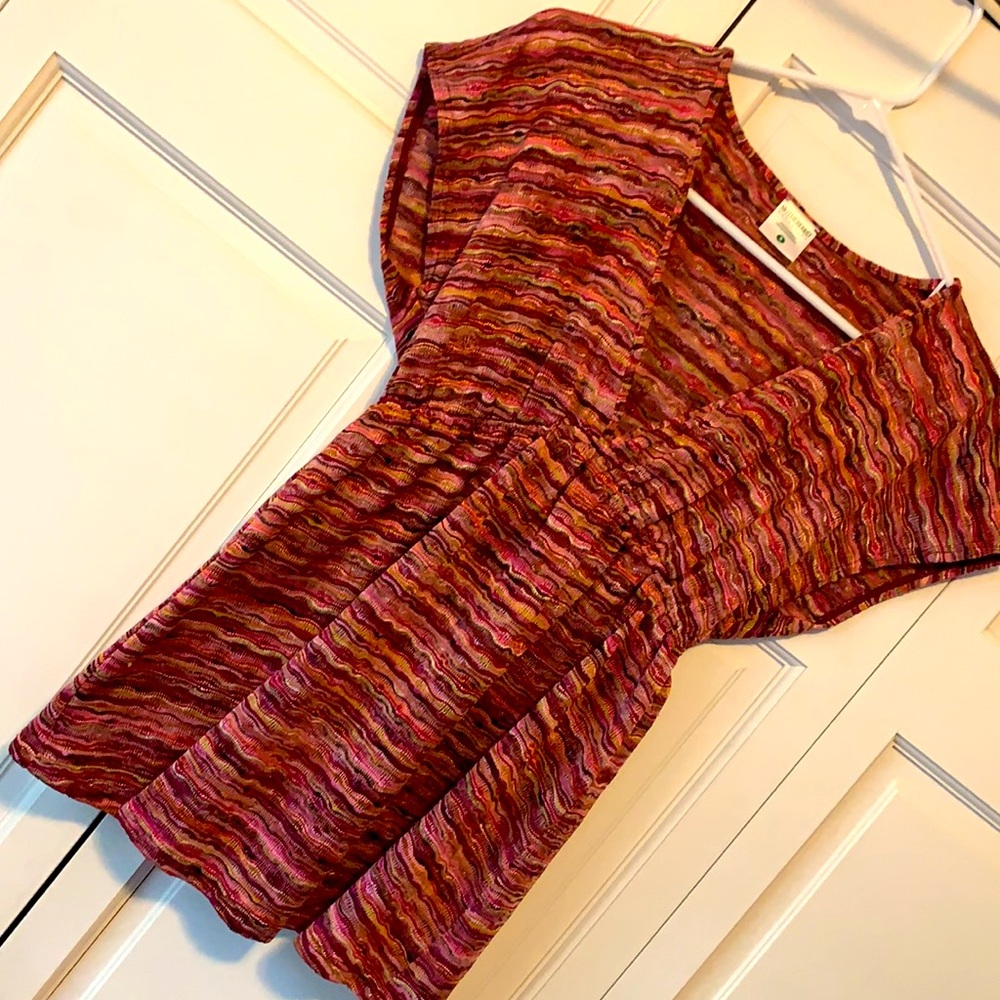 Motherhood Maternity sz M deep V-neck crazy pattern flattering short sleeve top